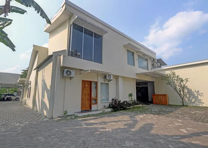 OYO 90410 Griya Amanah Jajar Syariah Hotel Surakarta 